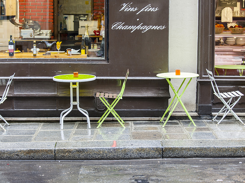 Terrasse à Paris sous la pluie