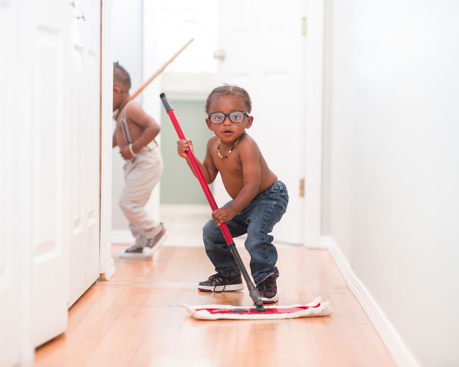 tâches-domestiques-pour-enfants-nettoyer