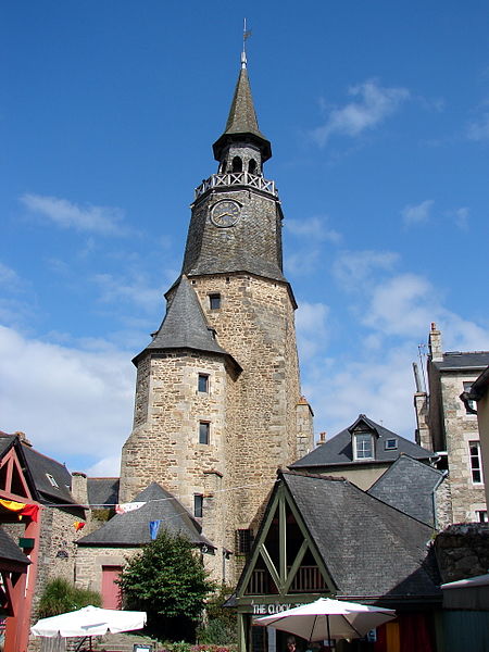 villages-médievaux-france-dinan-horloge