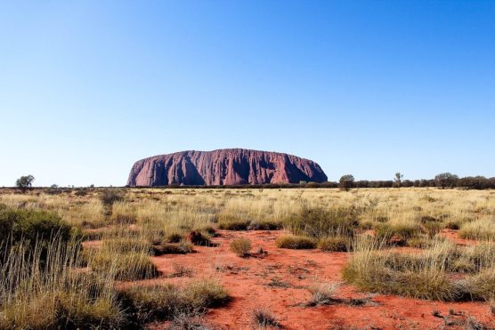 Le mont Uluru dans le désert Australien