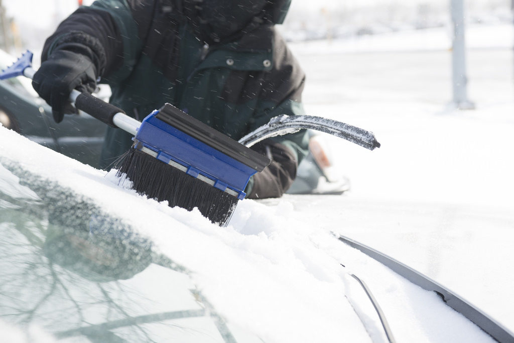 Auto winterfest machen eiskratzer