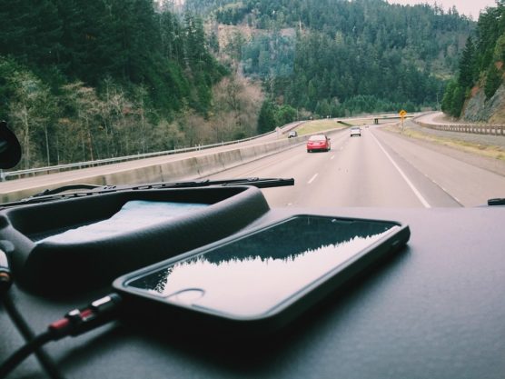 telephone-chargeur-voiture-montagne