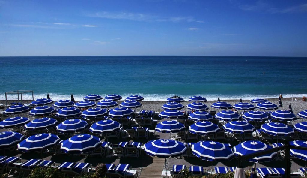 Plus-belles-plages-de-nice-mer-parasols-et-transats