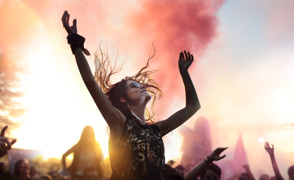 femme-danse-fête-fumée-profiter-amusement