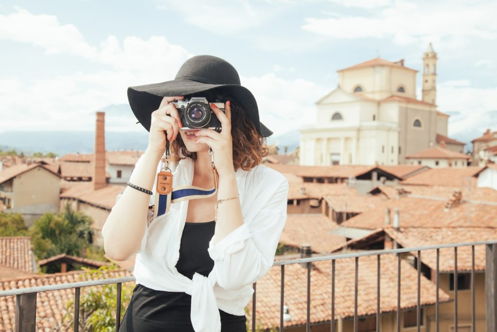 photographer-femme-chapeau