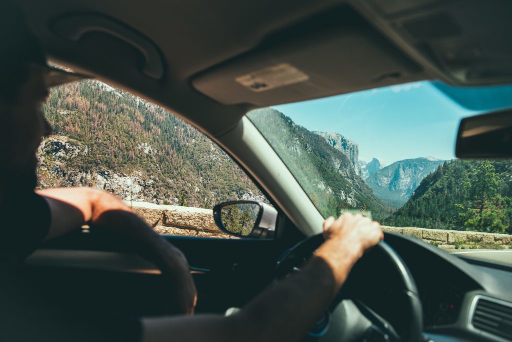 Comment-se-déplacer-en-Sicile-homme-qui-conduit-une-voiture