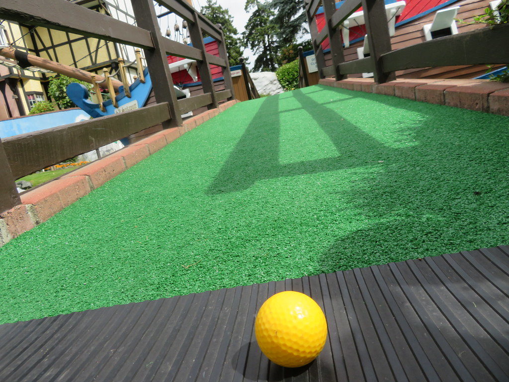 partir-en-vacances-avec-des-ados-minigolf